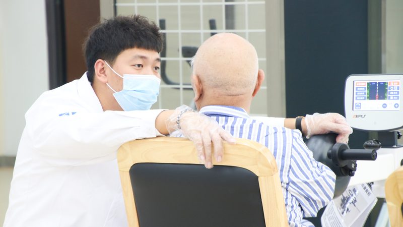 护工费用一年涨三成，2025年请人到底要花多少钱
