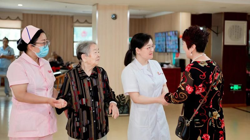老人洗澡椅尺寸分类及材质解析