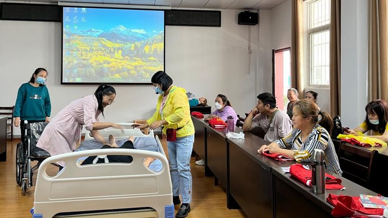 养老院护工日常：那些不为人知的细致关怀