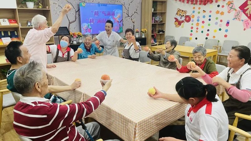 家庭陪护服务的价格主要由以下几个因素构成：